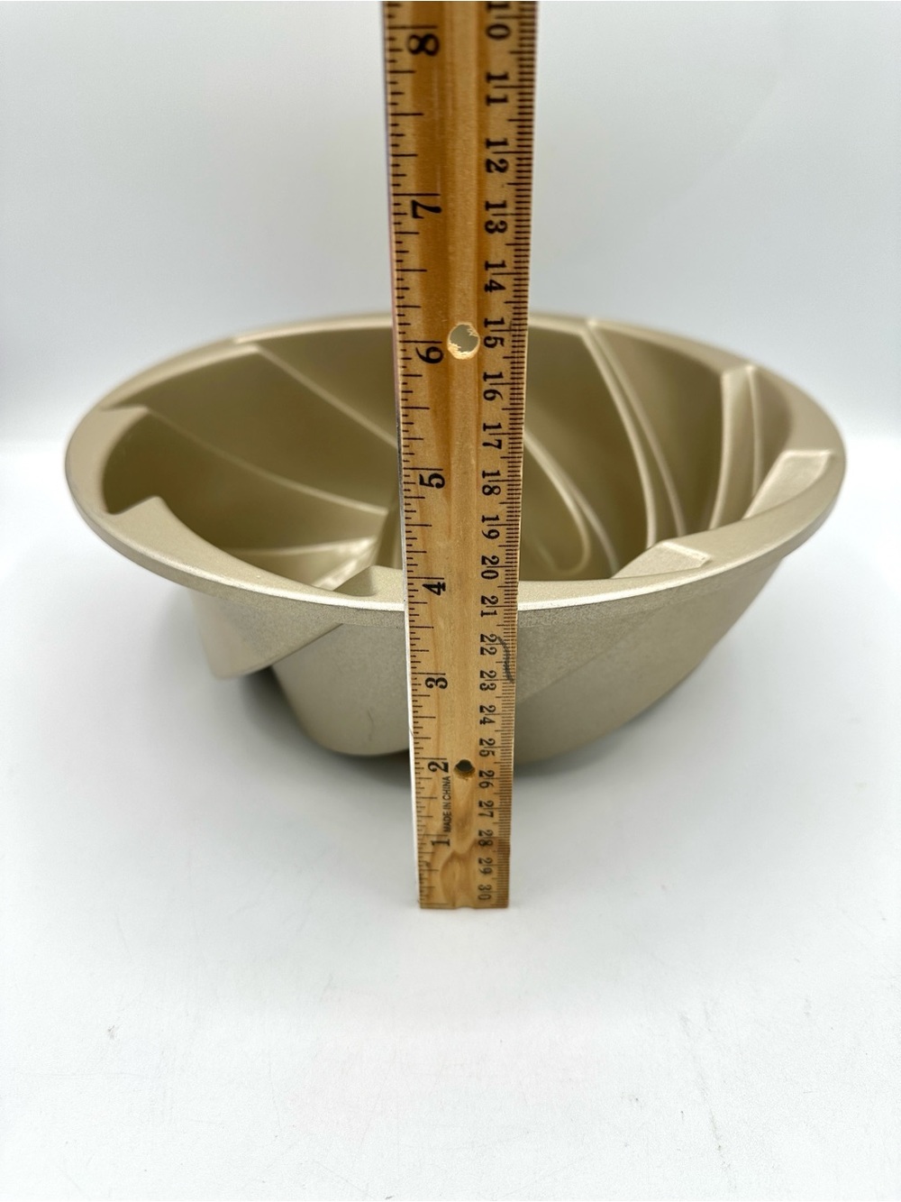 Nordic Ware Heritage Bundt Pan. 10 cup - Picture 9 of 14